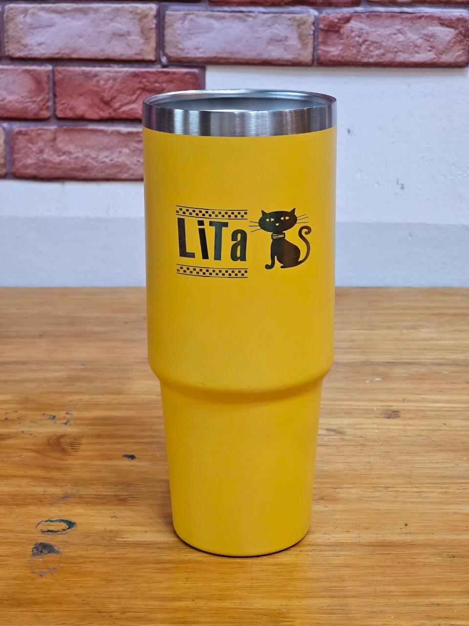 ผลงานเลเซอร์สลักโลโก้แก้วเก็บความเย็น Lita ลายเส้นคมเข้มบนผิวสีเหลืองมัสตาร์ด