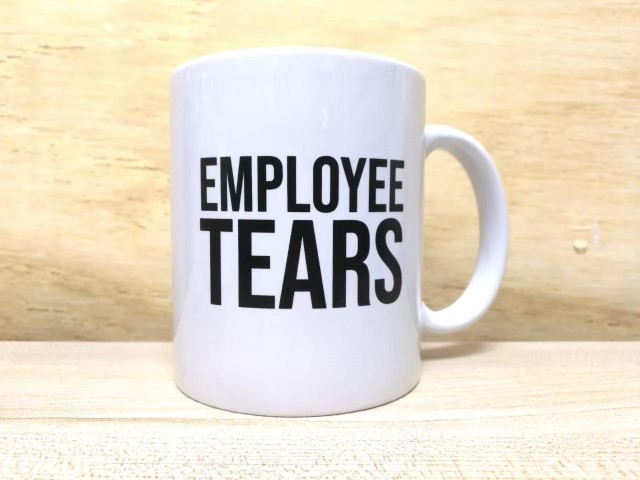 สกรีนแก้วมัคสีขาว ข้อความ EMPLOYEE TEARS