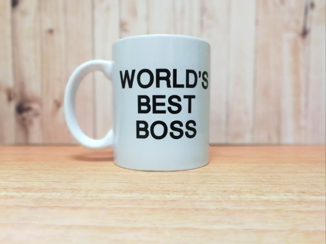 สกรีนแก้วมัคสีขาวข้อความ WORLD’S BEST BOSS