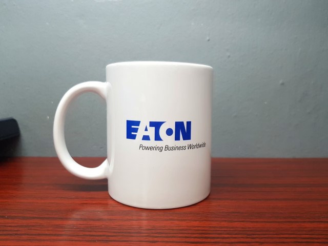 สกรีนแก้วมัคสีขาวโลโก้ EATON