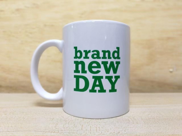 สกรีนแก้วมัคสีขาวโลโก้ brand new day