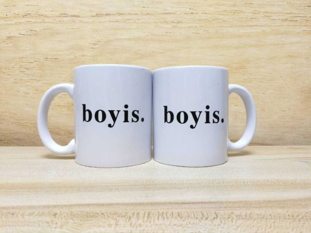 สกรีนแก้วมัคสีข้อความ boyis