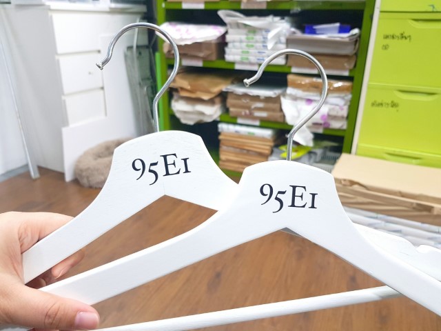 สกรีนไม้แขวนเสื้อ 95E1