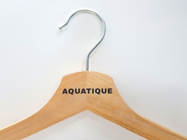 สกรีนไม้แขวนเสื้อ AQUATIQUE