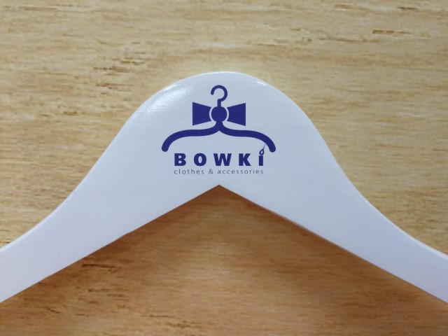 สกรีนไม้แขวนเสื้อ BOWKI