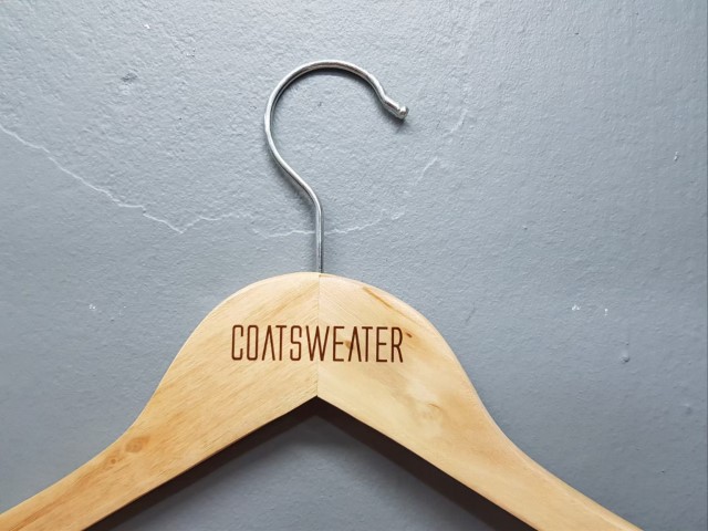 สกรีนไม้แขวนเสื้อ COATSWEATER