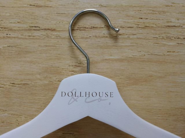 สกรีนไม้แขวนเสื้อ DOLL HOUSE