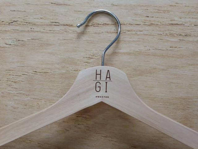 สกรีนไม้แขวนเสื้อ HAGI