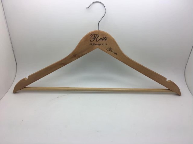 สกรีนไม้แขวนเสื้อ Hanger Rutti