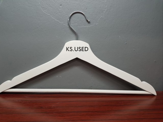สกรีนไม้แขวนเสื้อ KS.USED