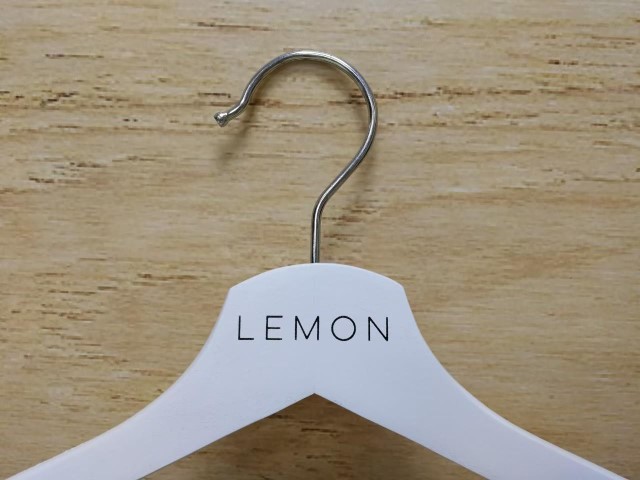 สกรีนไม้แขวนเสื้อ LEMON