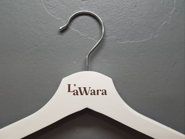 สกรีนไม้แขวนเสื้อ LaWara