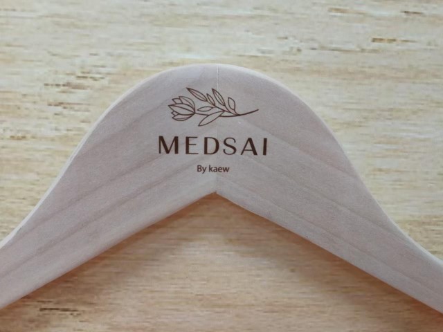 สกรีนไม้แขวนเสื้อ MEDSAI