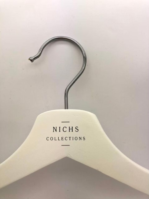 สกรีนไม้แขวนเสื้อ NICEHS collectios