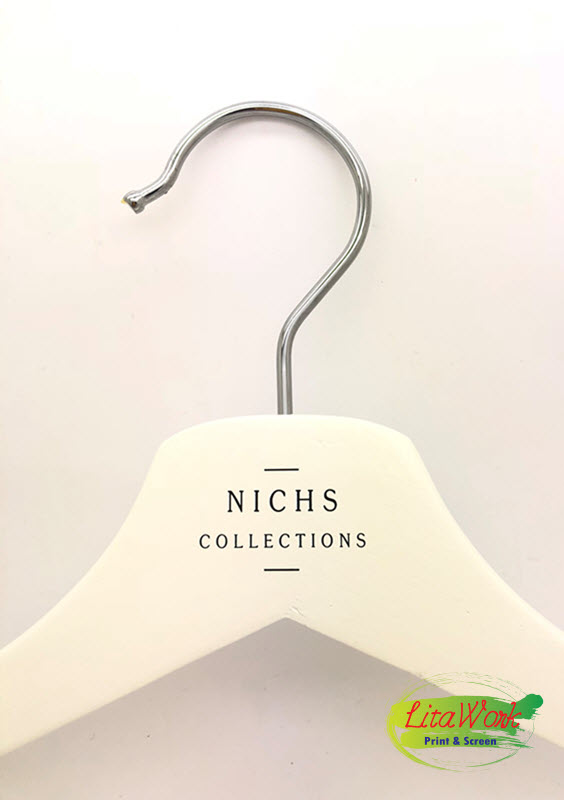 สกรีนไม้แขวนเสื้อ NICHS