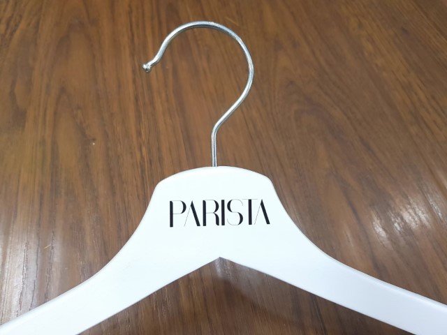 สกรีนไม้แขวนเสื้อ PARISTA
