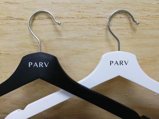 สกรีนไม้แขวนเสื้อ PARV