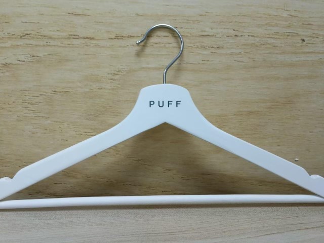 สกรีนไม้แขวนเสื้อ PUFF