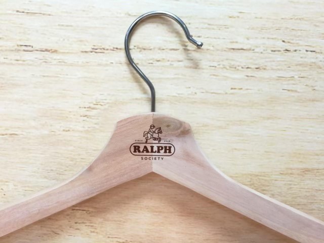 สกรีนไม้แขวนเสื้อ RALPH