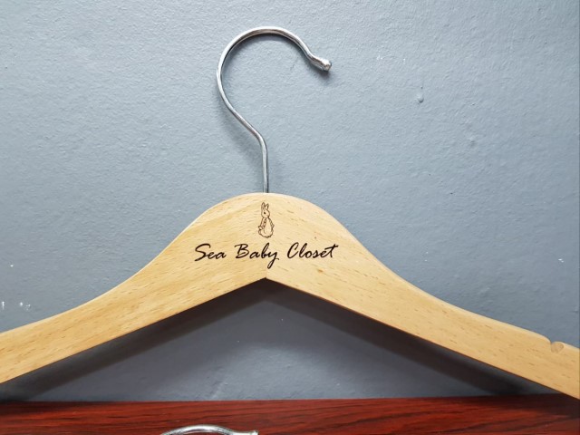 สกรีนไม้แขวนเสื้อ SEA Baby cloret