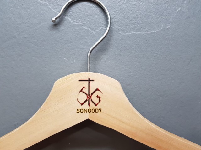 สกรีนไม้แขวนเสื้อ STG SONGOD7