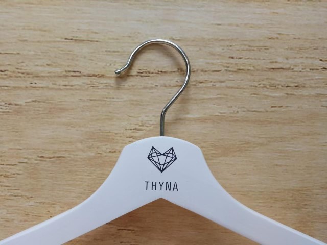 สกรีนไม้แขวนเสื้อ THYNA