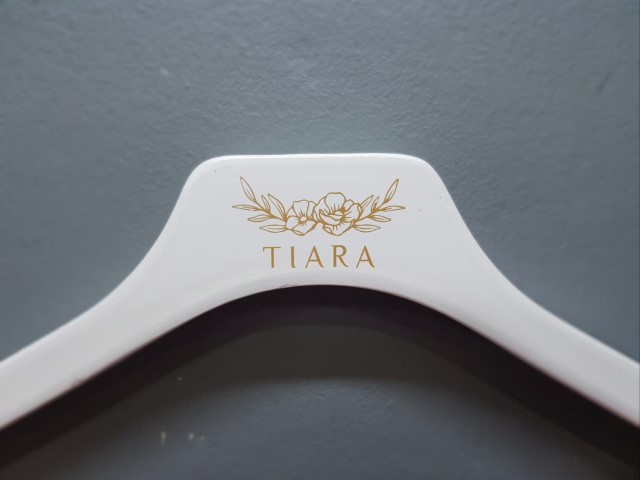 สกรีนไม้แขวนเสื้อ TIARA