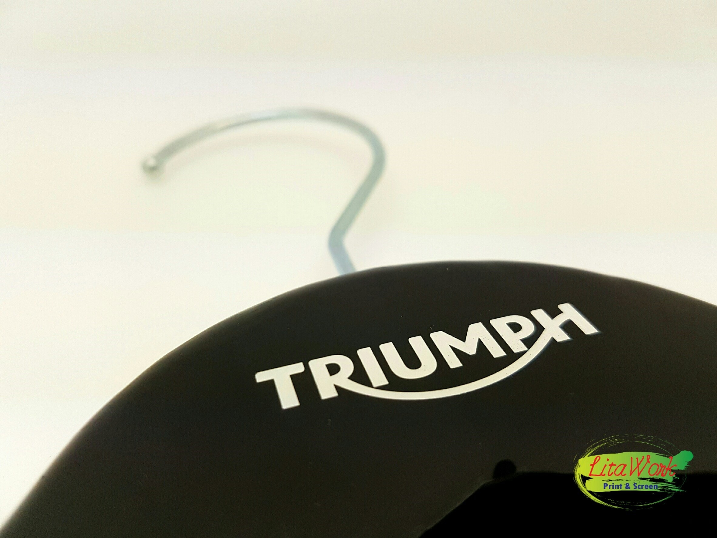 สกรีนไม้แขวนเสื้อ TRIUMPH