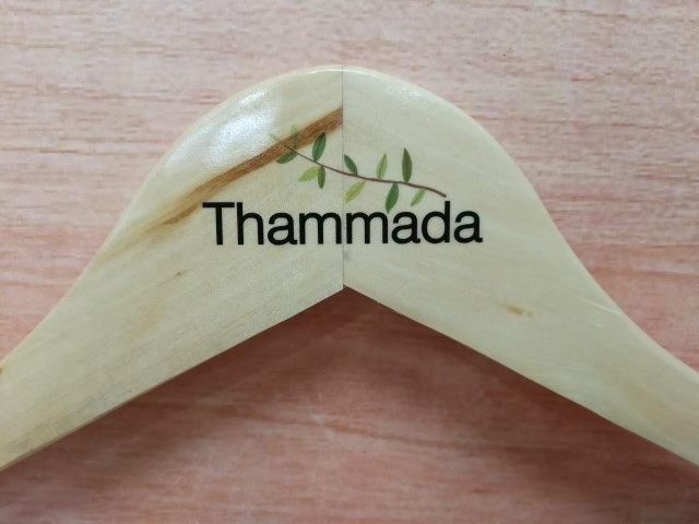 สกรีนไม้แขวนเสื้อ Thammada